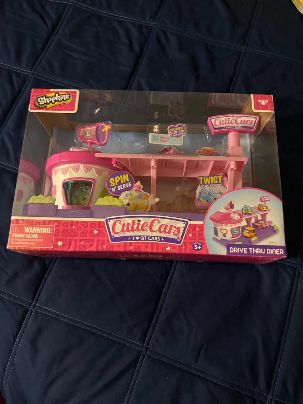 NIB Shopkins Cutie Cars Drive Thru Diner Playset Exclusive Wizzy Soda Car Moose